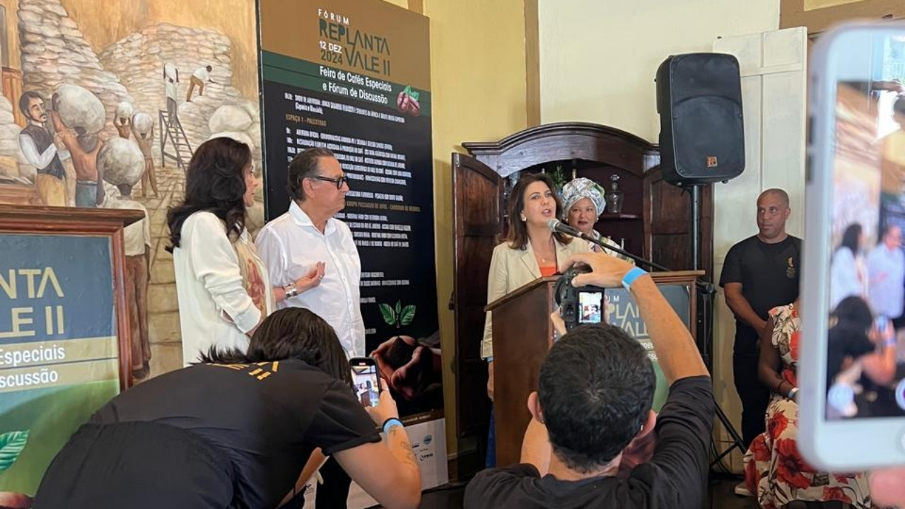 Prefeita de Vassouras, Rosi Silva, fala aos correspondentes estrangeiros